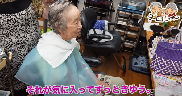 美容院でイメチェンするおばあちゃん