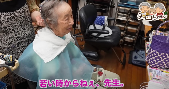 美容院でイメチェンするおばあちゃん