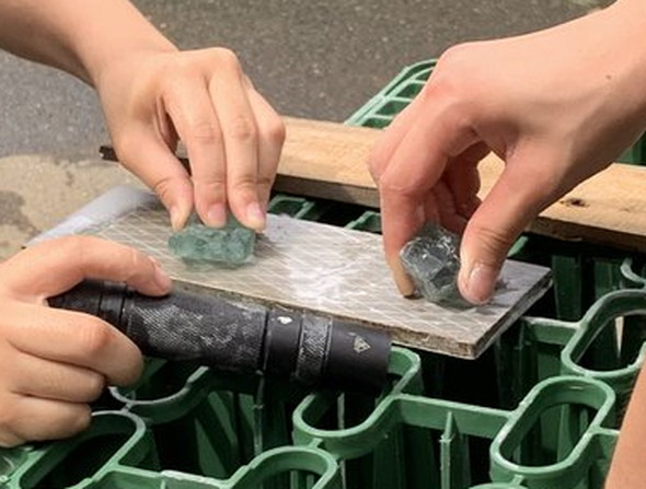 ダイソーの石をカット