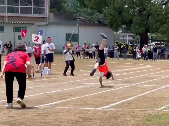 校長先生が運動会でバク転