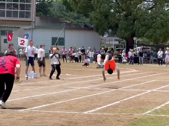 校長先生が運動会でバク転