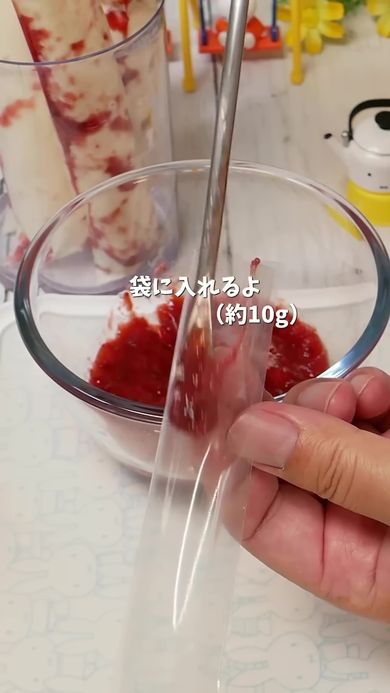 小さいさじでジャムを袋に入れていく