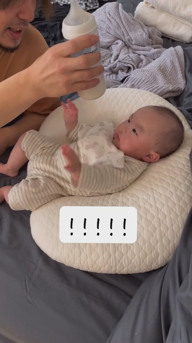 ミルクに喜ぶ赤ちゃん