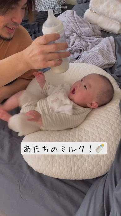 ミルクに喜ぶ赤ちゃん