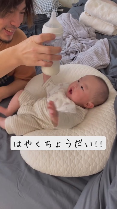 ミルクに喜ぶ赤ちゃん