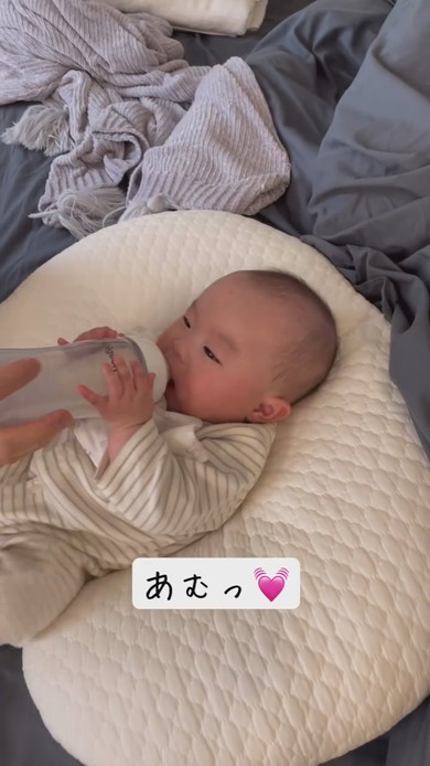 ミルクに喜ぶ赤ちゃん