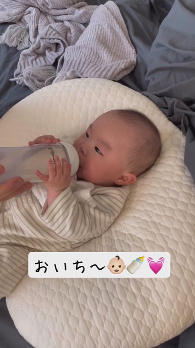 ミルクに喜ぶ赤ちゃん