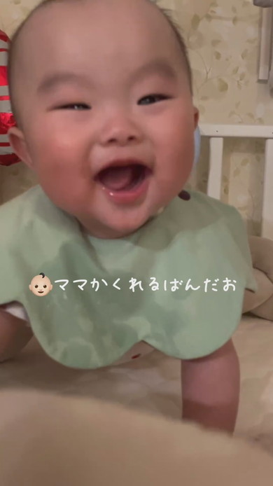 ママと遊ぶ赤ちゃん