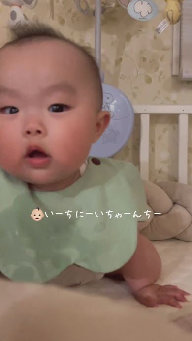 ママと遊ぶ赤ちゃん