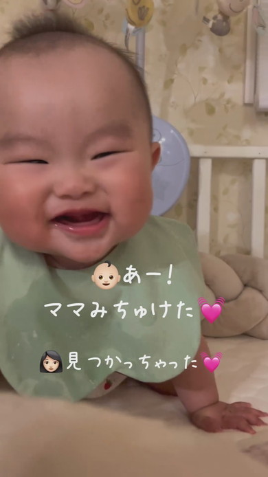 ママと遊ぶ赤ちゃん