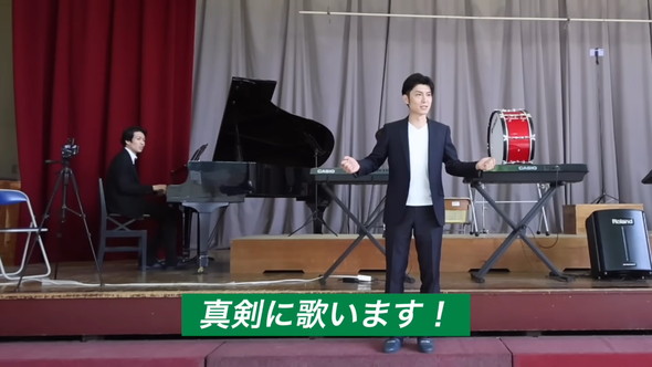 「鬼のパンツ」を歌う声楽家の男性