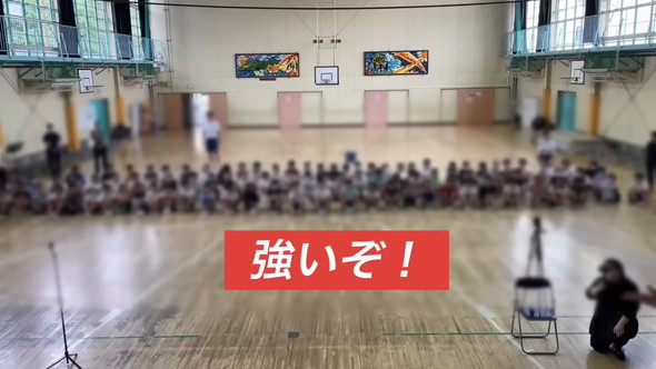 「鬼のパンツ」を歌う声楽家の男性