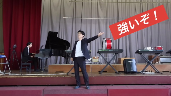 「鬼のパンツ」を歌う声楽家の男性