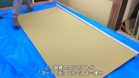 本棚がある「ヌック」風スペースを作るため石こうボードをカット