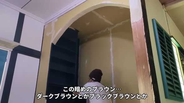 本棚がある「ヌック」ふうスペースを作るためペンキで塗装