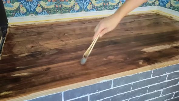 本棚がある「ヌック」風スペースを作るためニスを塗る