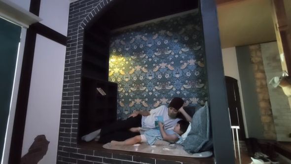 本棚がある「ヌック」風スペースでくつろぐ親子