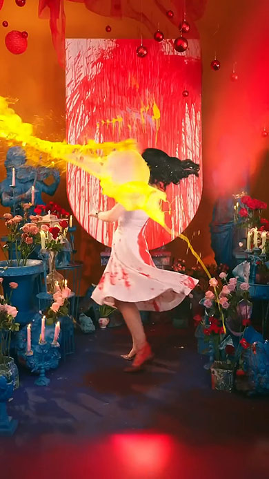 黄色インクをぶちまける