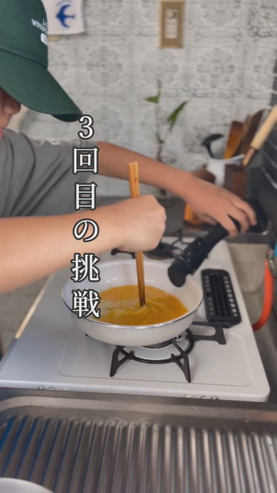 「ドレス・ド・オムライス」に挑戦する少年