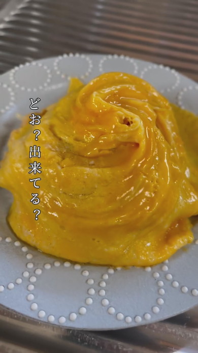 「ドレス・ド・オムライス」に挑戦する少年