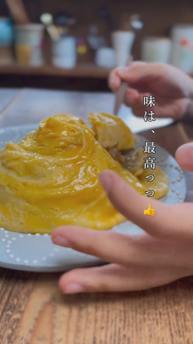 「ドレス・ド・オムライス」に挑戦する少年