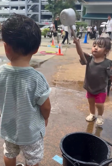 再び水びしゃくを天高く振り上げてしまい