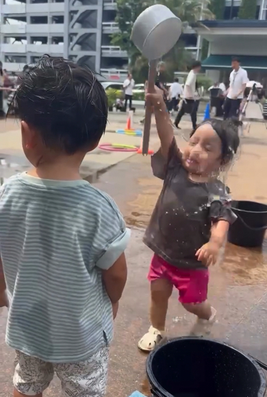 水がイトちゃんの顔面を直撃