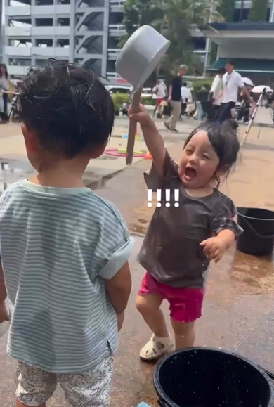 大口を開けて驚くイトちゃん
