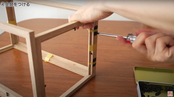 蝶番を使い扉をつけます