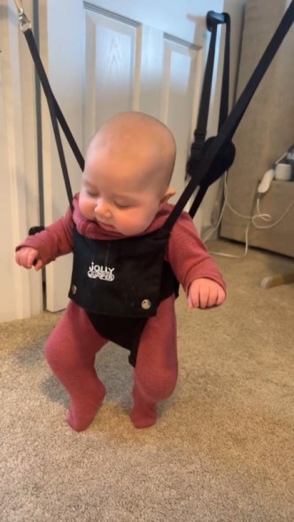 遊びながら寝落ちする赤ちゃん