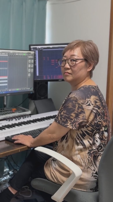ロックマン風の曲を作る女性