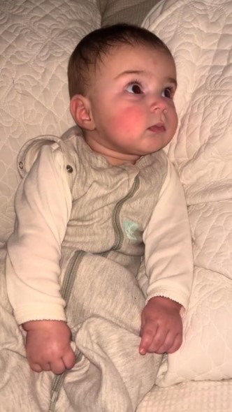 パパが部屋に入ってきたのを見る娘ちゃん