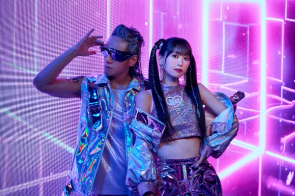 オープニングテーマを担当する芹澤さんとMOTSUさん