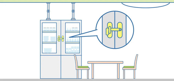 扉が開かないように留め金をつけている食器棚