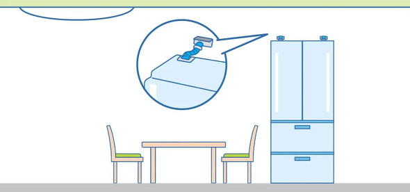 ワイヤーで壁に固定している冷蔵庫