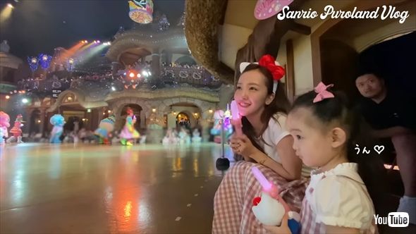 サンリオピューロランドを楽しむ板野友美と2歳娘