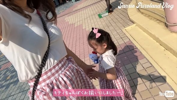 サンリオピューロランドを楽しむ板野友美と2歳娘