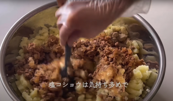 じゃがいもと炒めた具材を混ぜます