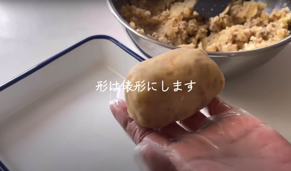 しっかり空気を抜きながらコロッケを俵型に成形