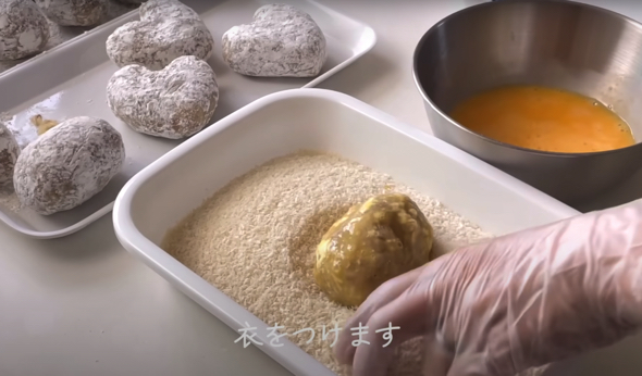 タネを溶いた卵にくぐらせ、パン粉を付けます