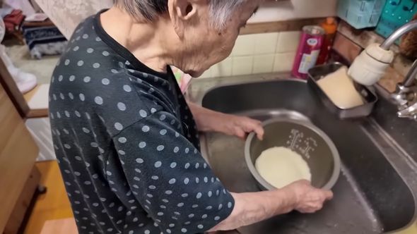 2度のガンを経験した100歳のおばあちゃんが自分で作る夕食