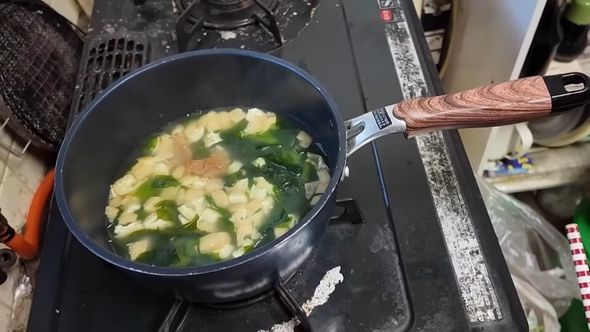 2度のガンを経験した100歳のおばあちゃんが自分で作る夕食
