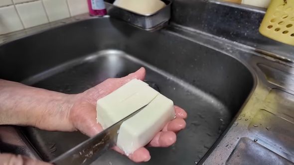 2度のガンを経験した100歳のおばあちゃんが自分で作る夕食