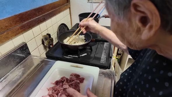 2度のガンを経験した100歳のおばあちゃんが自分で作る夕食