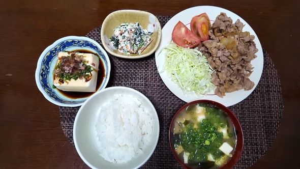 2度のガンを経験した100歳のおばあちゃんが自分で作った夕食