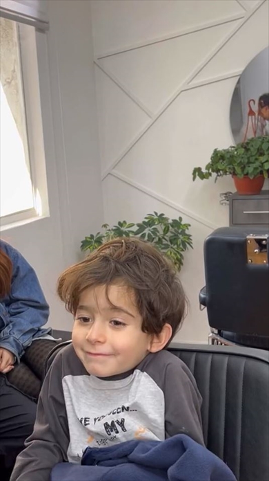 小さな男の子がカットで大変身