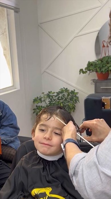 小さな男の子がカットで大変身