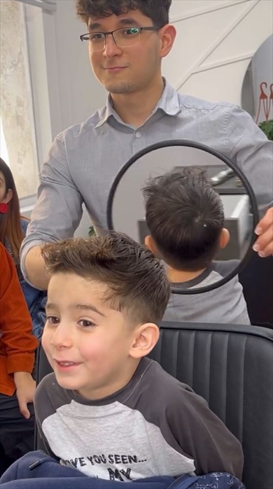 小さな男の子がカットで大変身