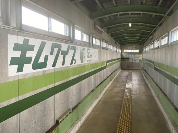 キムワイプとR上越線の小出駅のコラボ広告