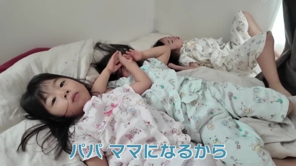 寝起きの子どもたち